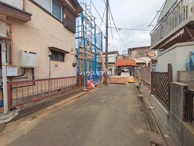 前面道路は4ｍ！陽当り良好な立地です。車庫入れが苦手な方も安心ですね。