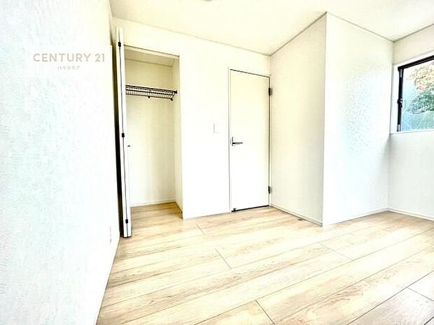 掃き出し窓がないお部屋は、お子様のお部屋としても安心です！収納スペースも充実しているので散らかったお部屋をサッと片付けられます！