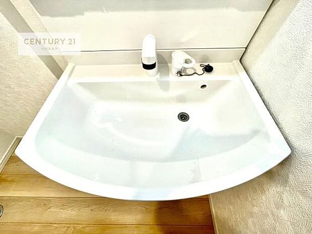 深い洗面台ボウルは、水が跳ねにくいのでお手入れが楽々！清潔感が保てます！キレイな洗面所で自分磨きのモチベーションが上がりますね！