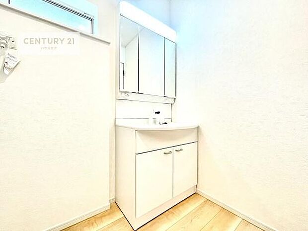 小窓付きの明るい洗面室です！湿気もすぐに入れ替えができて清潔に保つことができます！自然光が差し込むのでお化粧の仕上がりも良くなりますね！