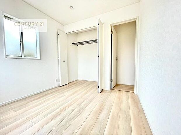 各洋室にはクローゼットを完備しており、収納スペースも充実。衣類や日用品、季節物の収納に便利で、いつでもすっきりと片付いたお部屋を保てます。