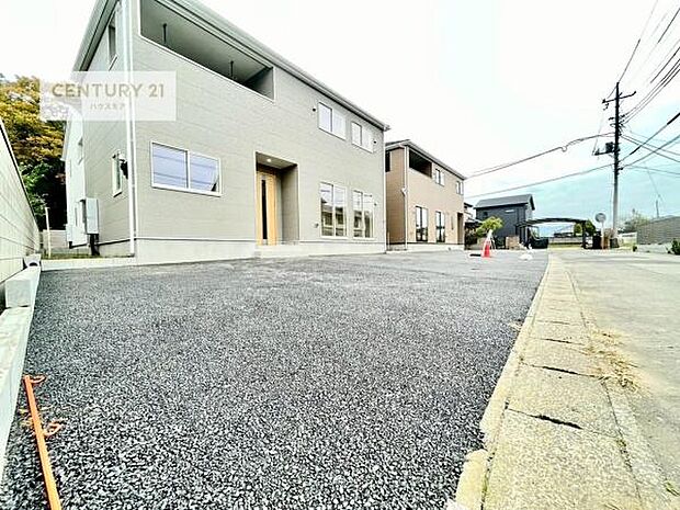 駐車スペースは2台分あります！セカンドカーはもちろん、バイクや自転車なども置き場所に困りません。