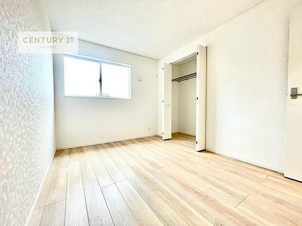 洋室は子供部屋や寝室、色々と用途多彩に利用できますね。収納力もたっぷりなので、広々気持ちよく過ごすことができます。
