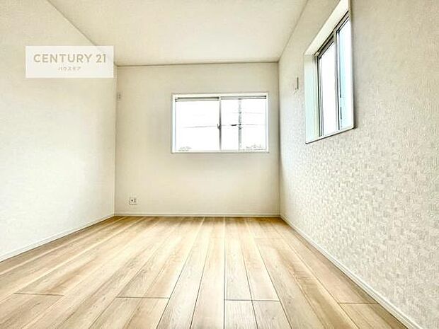 2面採光を確保した明るい室内は、風通しも良く、明るく大変居心地の良い空間となっております。リラックスして過ごせる心地の良いお部屋です！朝の目覚めがスッキリしますね！