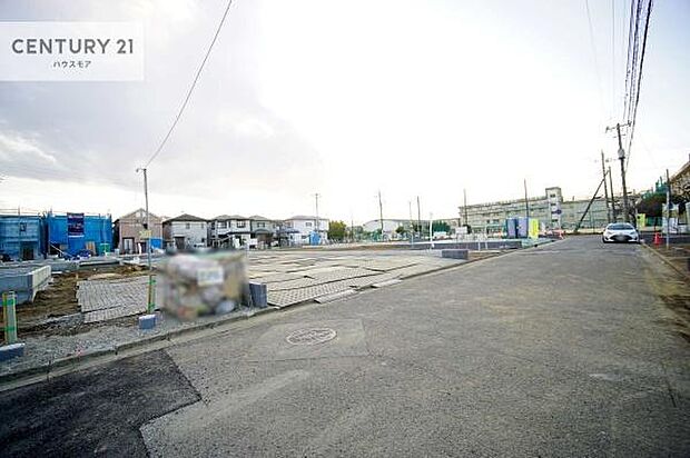前面道路は6ｍ！広々とした道路です！ぜひ現地にて陽当たりお確かめください！！