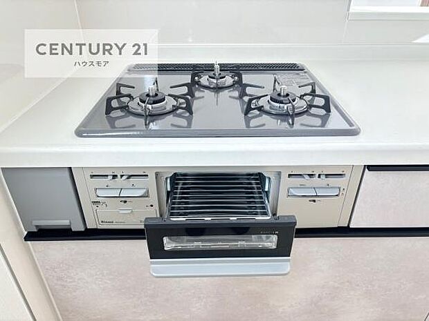 コンロは三口あるのでお料理の同時進行ができます。もちろんグリル付きです。調理スペースも広々している為作業がしやすい!使い勝手が良いシステムキッチンです!