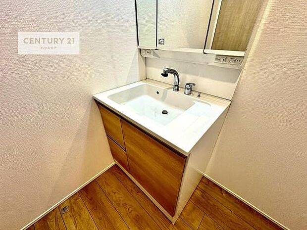 深い洗面台ボウルは、水が跳ねにくいのでお手入れが楽々！清潔感が保てます！キレイな洗面所で自分磨きのモチベーションが上がりますね！