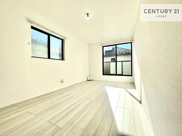 バルコニーに面している洋室です。明るく温もりがあり、換気もしっかりできます！朝起きて、外に出て背伸びをしつつ深呼吸をし良い朝を迎え入れることができます。【現地販売会開催中】