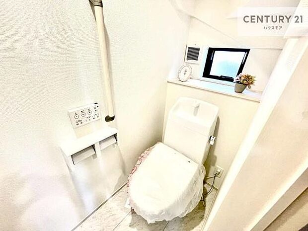 1・2階にトイレがございます！朝の忙しい時間帯も待たずにすみそうですね。白を基調とした清潔感のあるトイレでお手入れがしやすいです！【現地販売会開催中】