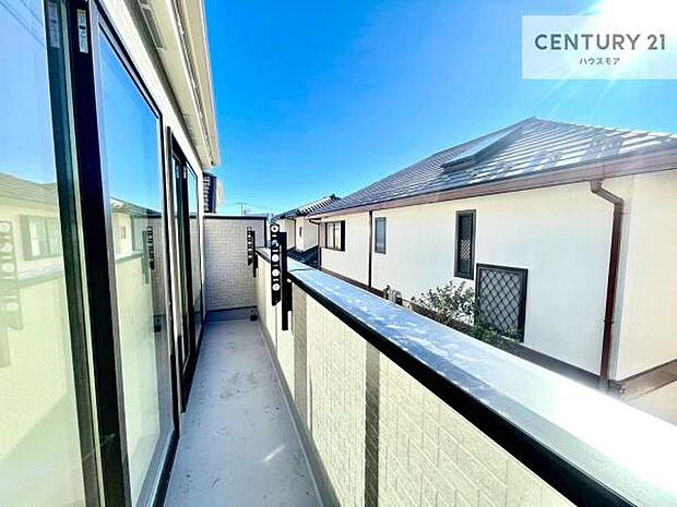 広々としているバルコニーです！お洗濯物を干すのはもちろん風に当たりながらくつろぎタイムが送れます！【現地販売会開催中】