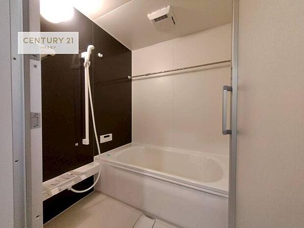 落ち着きある大人の雰囲気のバスルームは、味が出ていてバスタイムが充実！お仕事頑張っているご褒美にお好みの匂いの入浴剤を入れて、楽しんでみてはいかがでしょうか？