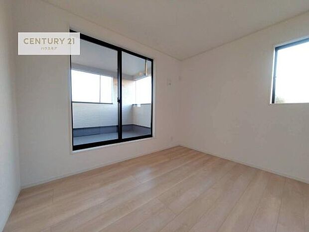 2面採光を確保した明るい室内は、風通しも良く、明るく大変居心地の良い空間となっております。リラックスして過ごせる心地の良いお部屋です！朝の目覚めがスッキリしますね！