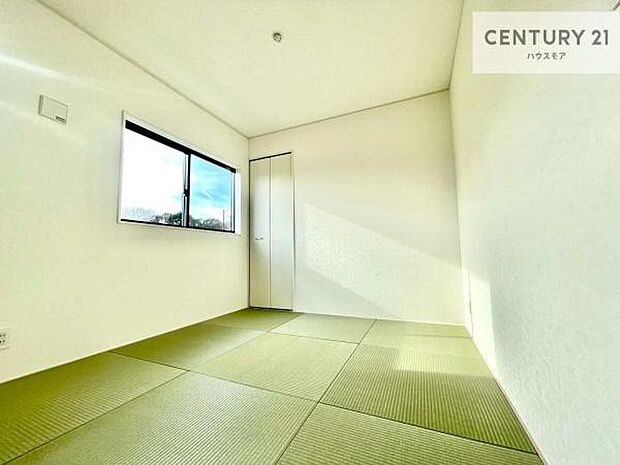 和室ではお子様が転んでも怪我をする心配はほとんどありません。家事の合間にママやパパが寝ころんで使える休憩スペースとしても利用可！