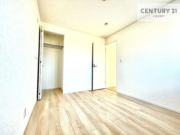 掃き出し窓がないお部屋は、お子様のお部屋としても安心です！収納スペースも充実しているので散らかったお部屋をサッと片付けられます！