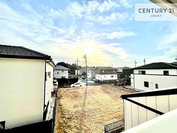 晴れた日には青い空を見渡せる開放的な時間を楽しめます。気持ちの良い風が通り抜ける街並みです！