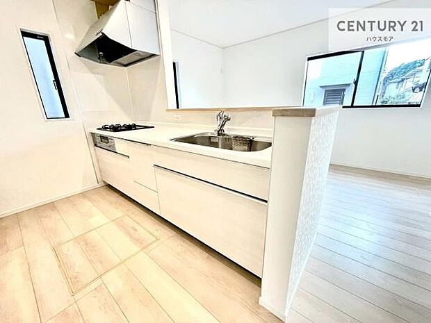 大人気の対面式システムキッチンを採用しています！ご家族のコミュニケーションが自然と増える設計です。お子様にも目が届くので嬉しいですね。広々使えて快適に作業が進みます。