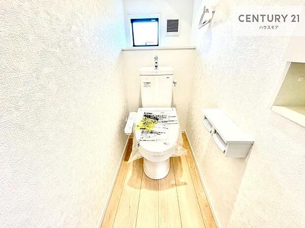 1・2階にトイレがございます！朝の忙しい時間帯も待たずにすみそうですね。白を基調とした清潔感のあるトイレでお手入れがしやすいです！