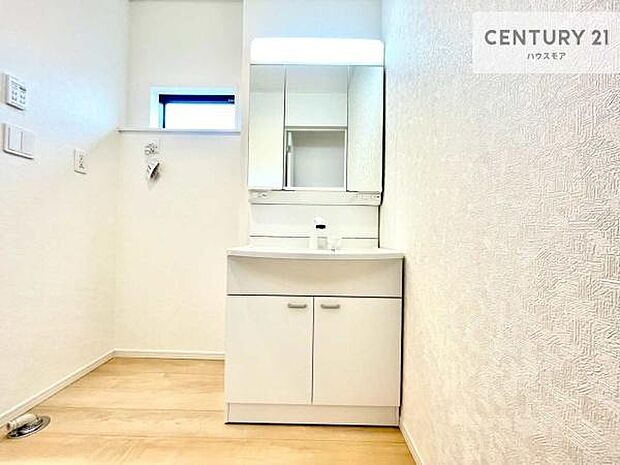 小窓のついた洗面所は、光と風が入りやすく、いつでも快適にお使いいただけます。三面鏡で使い勝手が良く、鏡裏収納も備えておりますので、日用品やスキンケア用品もすっきり整理できます。