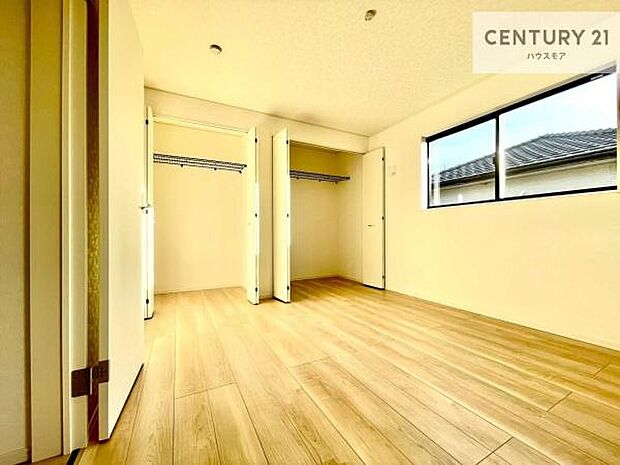 洋室は子供部屋や寝室、色々と用途多彩に利用できますね。収納力もたっぷりなので、広々気持ちよく過ごすことができます。