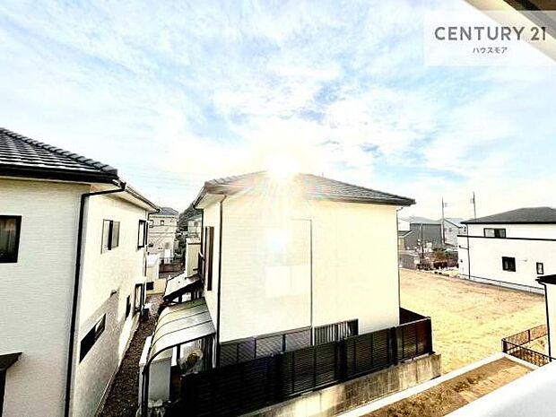 晴れた日には青い空を見渡せる開放的な時間を楽しめます。気持ちの良い風が通り抜ける街並みです！