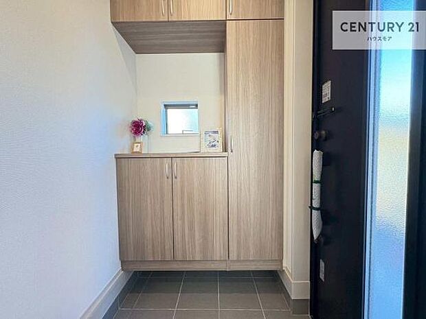 シューズボックス付きなので、玄関が片付きお掃除がしやすいです！スッキリした玄関で戸を開けた瞬間、清潔感のある心地いい空間が出迎えてくれます。