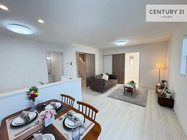 リビング全体が見渡せる対面キッチンなので、お子様の様子を見守りながら作業ができる子育てがしやすい安心な間取です！