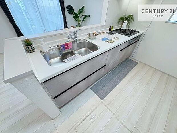 大人気の対面式システムキッチンを採用しています！ご家族のコミュニケーションが自然と増える設計です。お子様にも目が届くので嬉しいですね。広々使えて快適に作業が進みます。