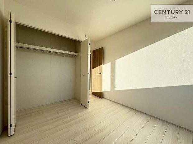 掃き出し窓がないお部屋は、お子様のお部屋としても安心です！収納スペースも充実しているので散らかったお部屋をサッと片付けられます！