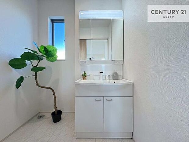 小窓のついた洗面所は、光と風が入りやすく、いつでも快適にお使いいただけます。三面鏡で使い勝手が良く、鏡裏収納も備えておりますので、日用品やスキンケア用品もすっきり整理できます。