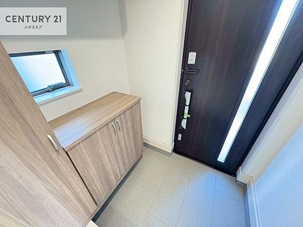 シューズボックス付きなので、玄関が片付きお掃除がしやすいです！スッキリした玄関で戸を開けた瞬間、清潔感のある心地いい空間が出迎えてくれます。