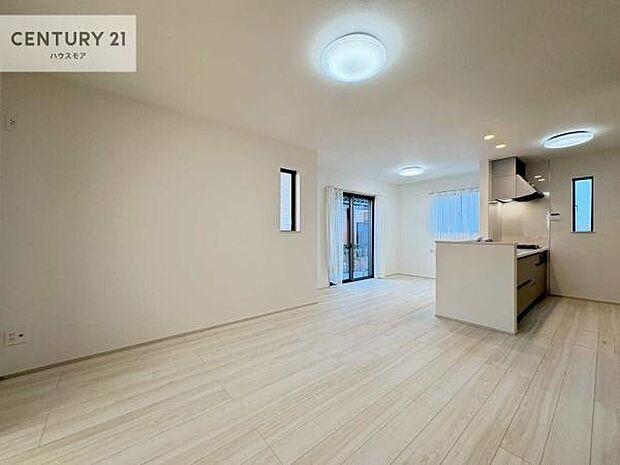 大きな窓からたっぷりの陽ざしが入る明るいリビング。開放感のあるリビングで家族団らんのくつろぎの時間を過ごせます。