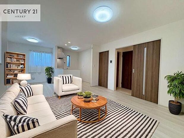 家具はCGパースです。開放感のある広々LDK！ソファーやダイニングテーブルを置いても窮屈にならないので快適に過ごせます！コミュニケーションが取りやすいリビングです！