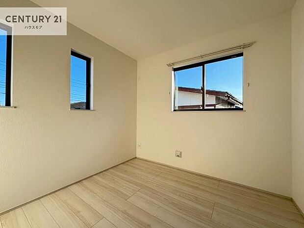 2面採光で明るく開放的。掃き出し窓がないため外部の視線が入りにくく、落ち着いた空間になっており、学習や遊びにも集中できる子ども部屋としてぴったりです。