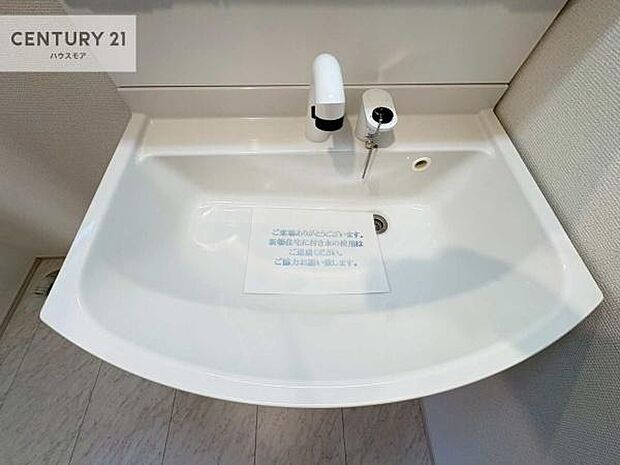 深い洗面台ボウルは、水が跳ねにくいのでお手入れが楽々！清潔感が保てます！キレイな洗面所で自分磨きのモチベーションが上がりますね！