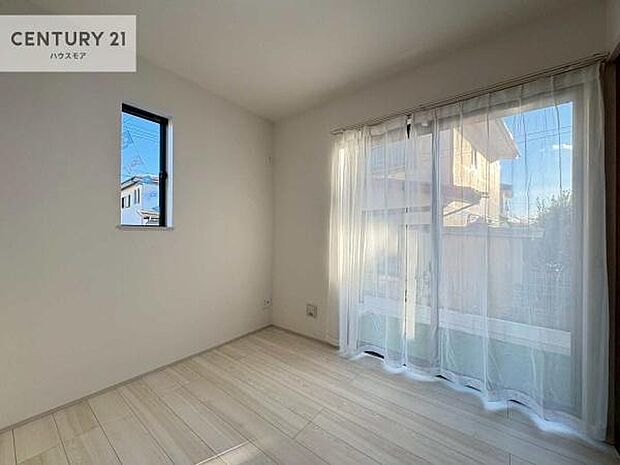 リビングと隣接した洋室です！家事の休憩スペースやキッズスペースとして活用するのもよさそうですね！