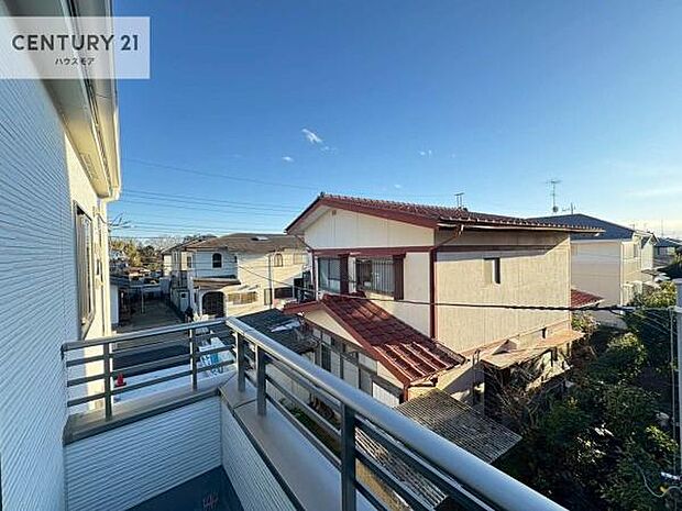 落ち着きある住宅街です！周囲には高い建物がなく、空が広く開放感があり、陽当たりを大きく遮られることもありません！気持ちの良い風が通り抜ける街並みです！