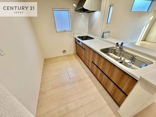 大人気の対面式システムキッチンを採用しています！ご家族のコミュニケーションが自然と増える設計です。お子様にも目が届くので嬉しいですね。広々使えて快適に作業が進みます。