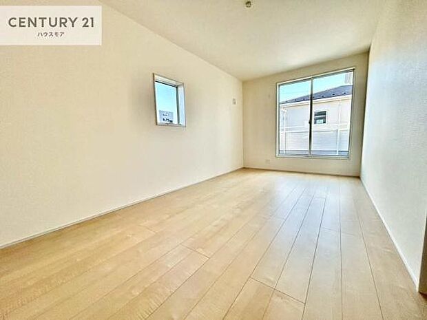 バルコニーに面している洋室です。明るく温もりがあり、換気もしっかりできます！朝起きて、外に出て背伸びをしつつ深呼吸をし良い朝を迎え入れることができます。