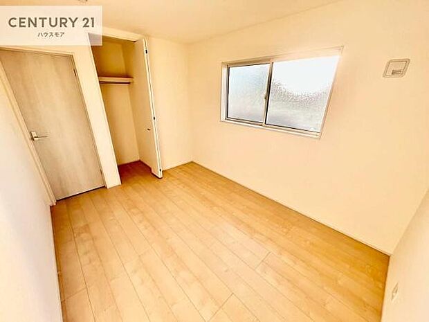 掃き出し窓がないお部屋は、お子様のお部屋としても安心です！収納スペースも充実しているので散らかったお部屋をサッと片付けられます！