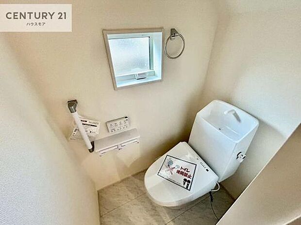 1・2階にトイレがございます！朝の忙しい時間帯も待たずにすみそうですね。白を基調とした清潔感のあるトイレでお手入れがしやすいです！