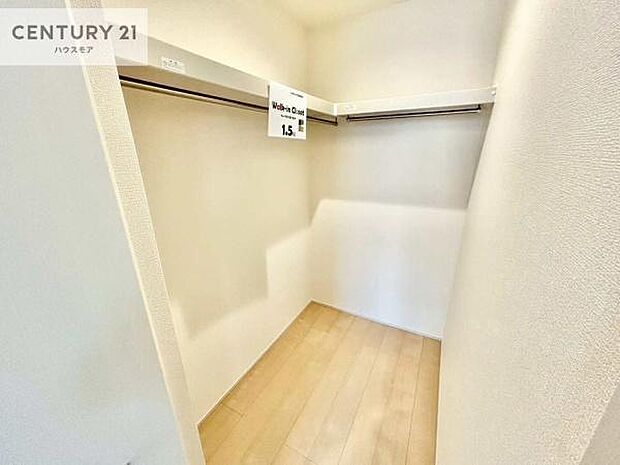 ウォークインクローゼット付きです。たくさんのお洋服などを収納しておけそうですね！他にも扇風機や加湿器など季節物の大きな家電も収納できます。