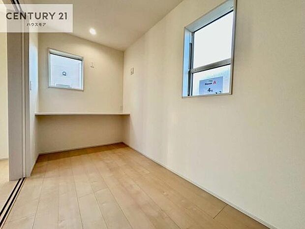 リビングと隣接した洋室です！家事の休憩スペースやキッズスペースとして活用するのもよさそうですね！