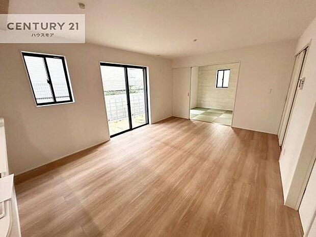 大きな窓からたっぷり陽光が入る明るいリビングダイニングでございます！