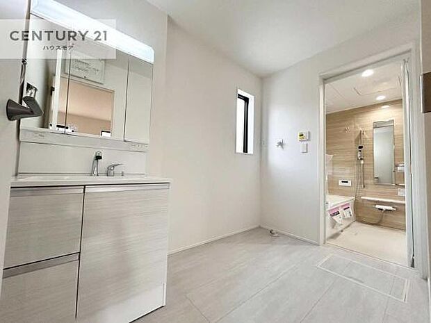 三面鏡仕様の洗面所は、身だしなみがしやすい造り！裏は収納になっています。ドライヤーやお化粧道具を片付けられるので洗面台周りをスッキリと見せることが出来ます！