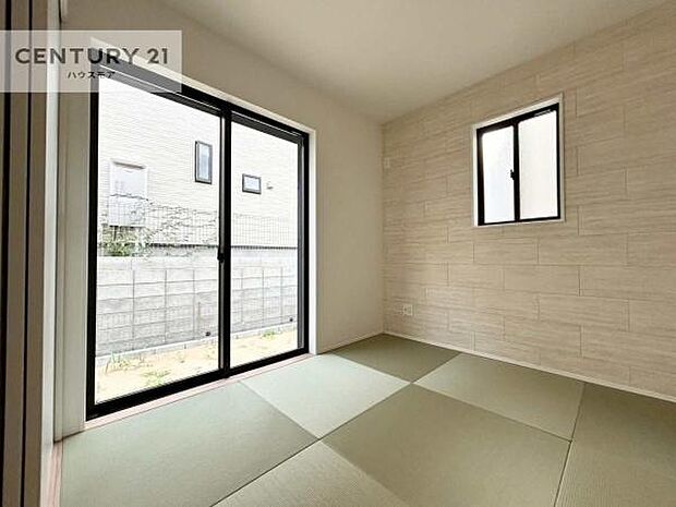 タタミの香りが安らぎを与える、リラックス空間。窓も大きく開放感のある和室となっております。日本人の心感じる「和」の空間。