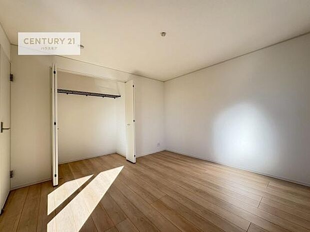 収納力のある洋室です。お部屋もすっきり広々と使えて気持ちが良いです！キレイな明るいお部屋で過ごすのは、更にのんびりゆっくりできますね！
