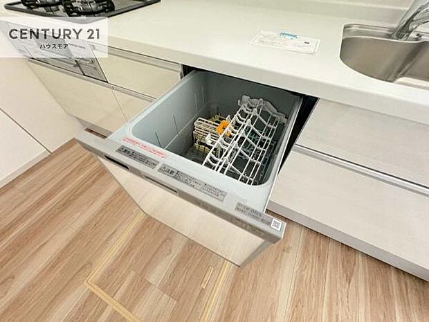 食洗機付き！忙しい時や冬場は手荒れ防止として大活躍します！ビルトイン仕様なので、場所も取らず調理スペースも広く使えて手際よく作業が出来ます！