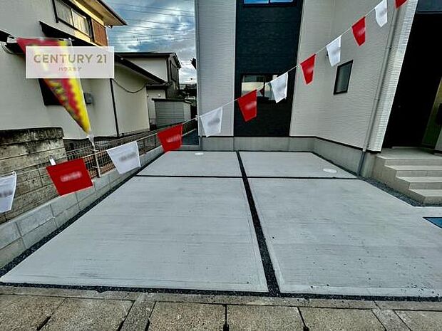 駐車スペースは3台分あります！セカンドカーはもちろん、バイクや自転車なども置き場所に困りません。