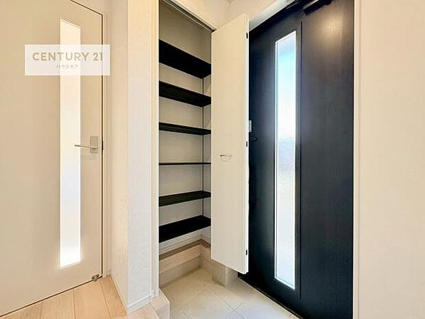 シューズボックス付きなので、玄関が片付きお掃除がしやすいです！スッキリした玄関で戸を開けた瞬間、清潔感のある心地いい空間が出迎えてくれます。