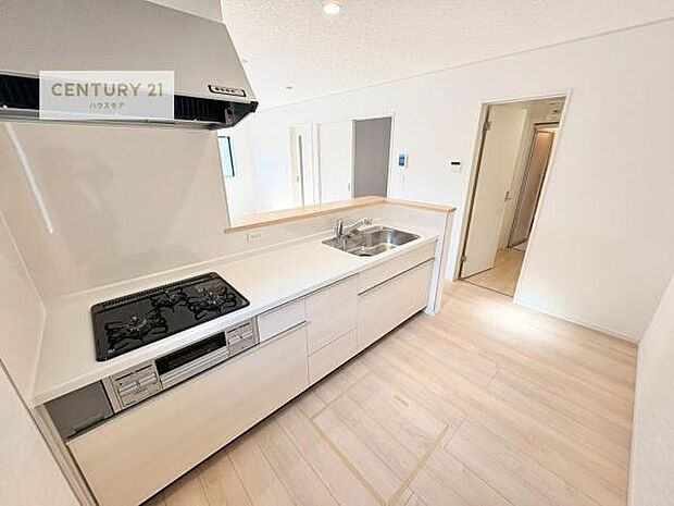 大人気の対面式システムキッチンを採用しています！ご家族のコミュニケーションが自然と増える設計です。お子様にも目が届くので嬉しいですね！広々使えて快適に作業が進みます。